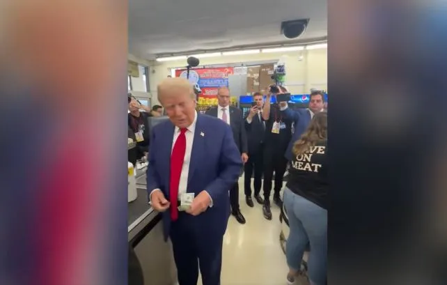 Donald Trump i jep një gruaje 100 dollarë për të blerë produkte ushqimore