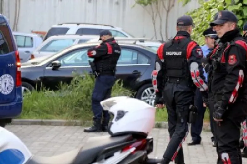 Polici i Shqiponjave në arrati, qëlloi me armë qytetarin pasi i tha “kam djalin në spital”