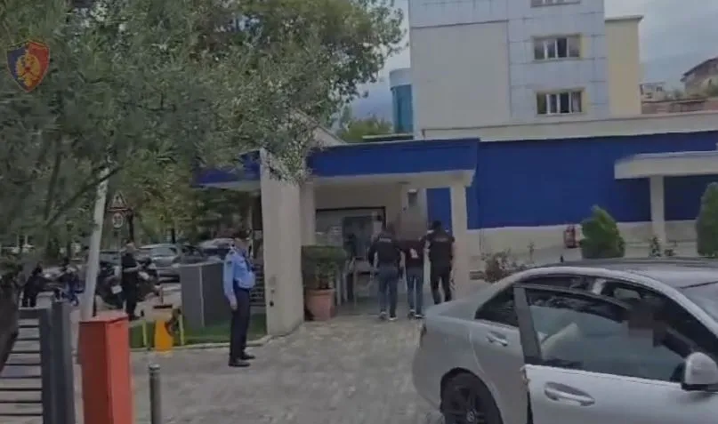 Tiranë/Mashtruan një pronar biznesi duke i marrë 20 mijë euro, një i arrestuar dhe një në kërkim