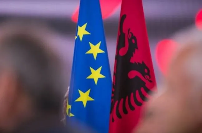 Euractiv: Më 15 tetor hapen negociatat me Tiranën zyrtare! Ja kapitujt që përfshihen