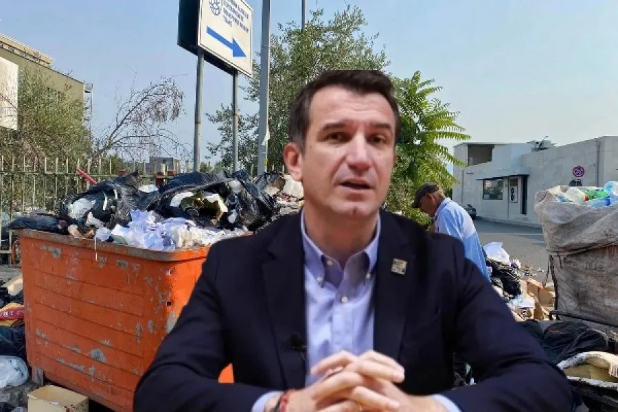 Kryeqyteti përmbytet nga plehrat