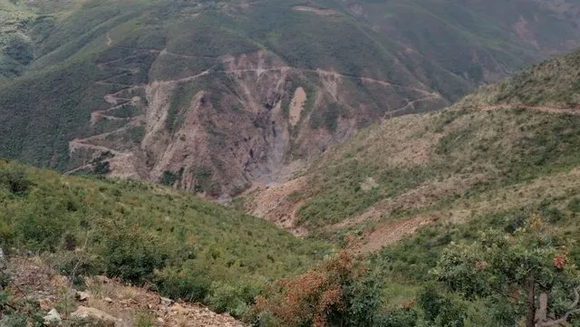 Pukë/Makina përfundon në humnerë, humb jetën 40-vjeçari