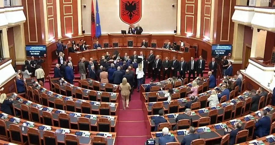 Opozita sulmon me sende të forta Spiropalin, djeg karriket para Kuvendit (Video)