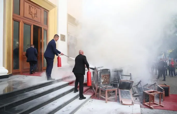Salianji  rikthen Kuvendin në arenë tensioni