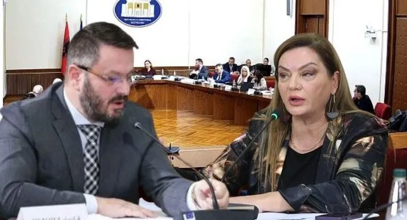 Zbardhen replikat e deputetëve në whast app!