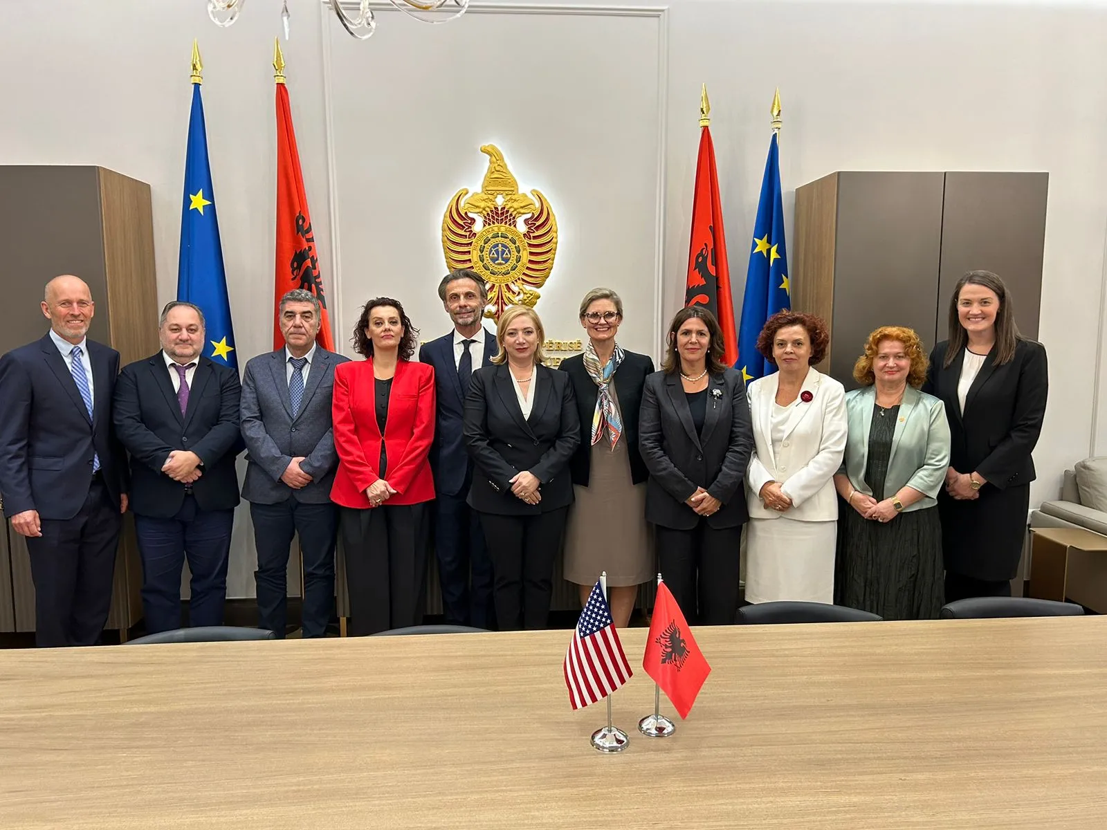 Foto/Nancy VanHorn, takohet me trupën e gjyqtarëve të Gjykatës Kushtetuese