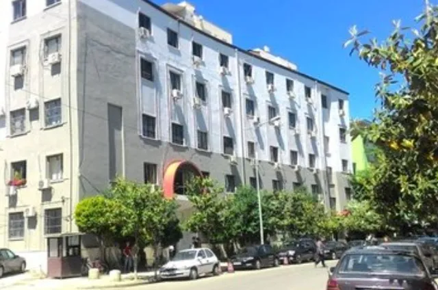 Gjykata lë në burg 3 zyrtarët e Bashkisë Rrogozhinë