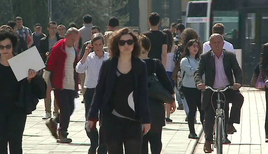 343 mijë beqarë në Shqipëri nga mosha 25-59 vjeç, dominojnë meshkujt
