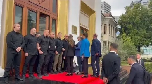 Foto/Garda nuk lejon deputetët e përjashtuar të opozitës të futen në sallë