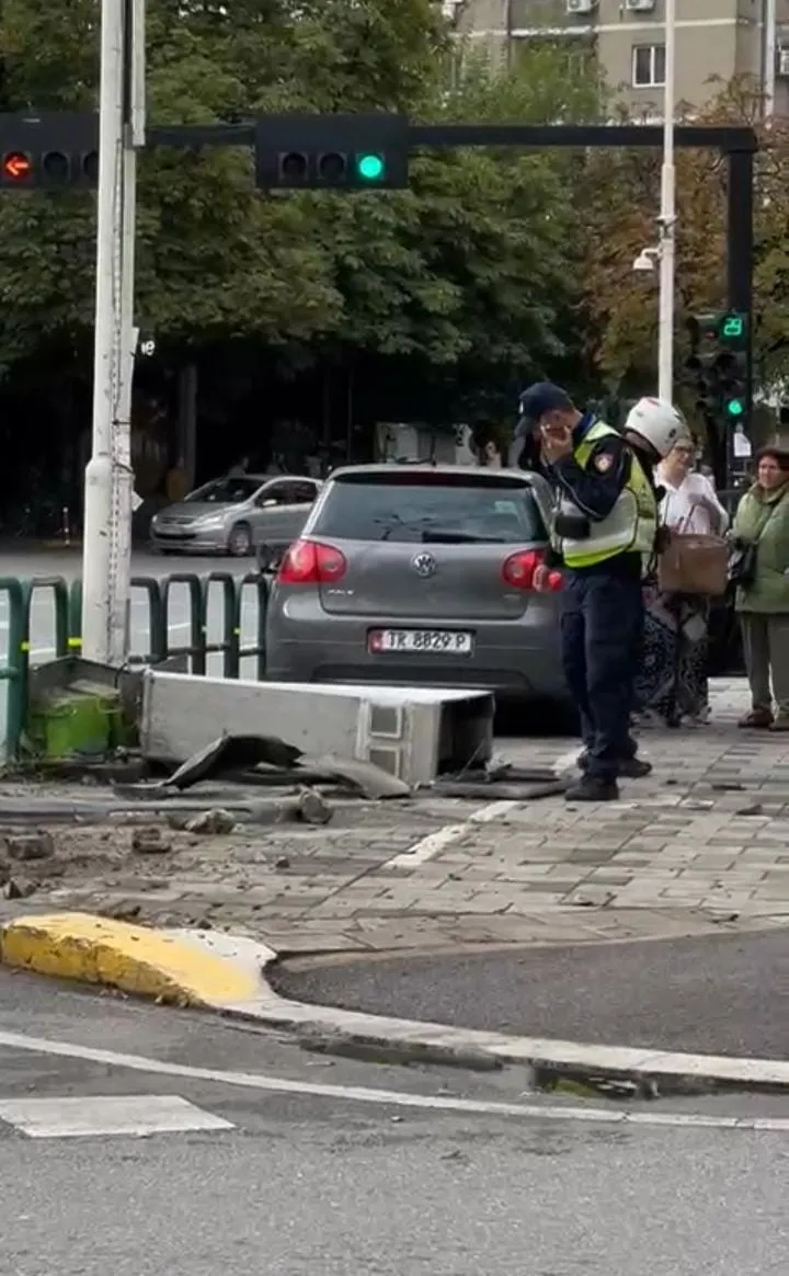Tiranë/“Golfi” humb kontrollin dhe hipën në trotuar, shpëtojnë mrekullisht kalimtarët