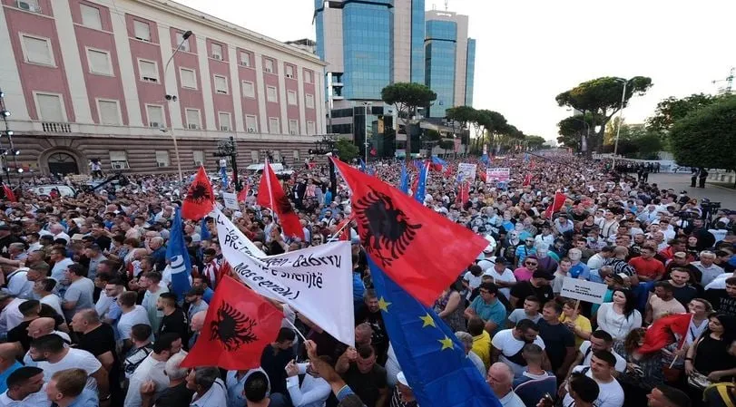 Sot opozita  zbret  në shesh, marrshimi i mosbindjes civile