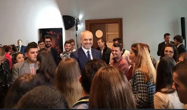 Piramida e Përmbysur e Arsimit të Lartë: Meritokracia e Humbur në Universitetin e Tiranës