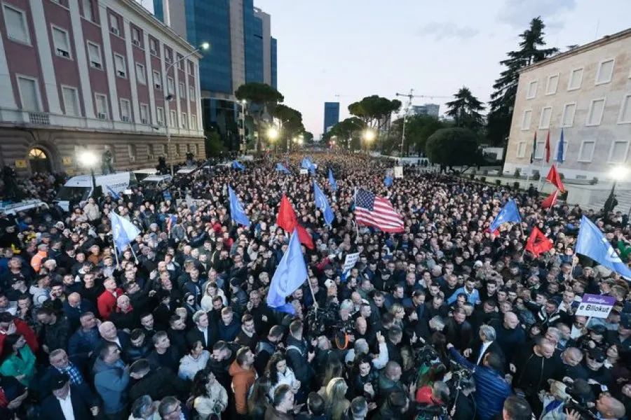 Policia i jep  4 orë leje për tubim Partisë Demokratike