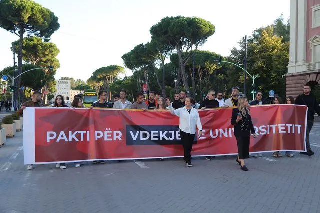 Tiranë/Pak minuta para protestës, mblidhen protestuesit