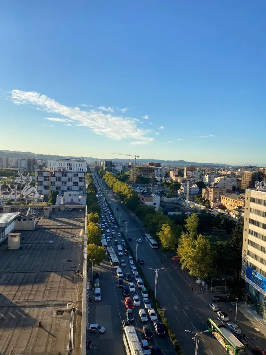 Foto/ Protestuesit paralizojnë arterien kryesore të Tiranës