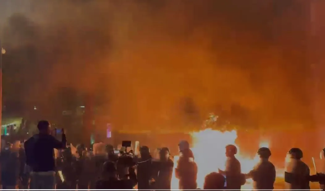 Protesta/ Tym dhe flakë para kryeministrisë