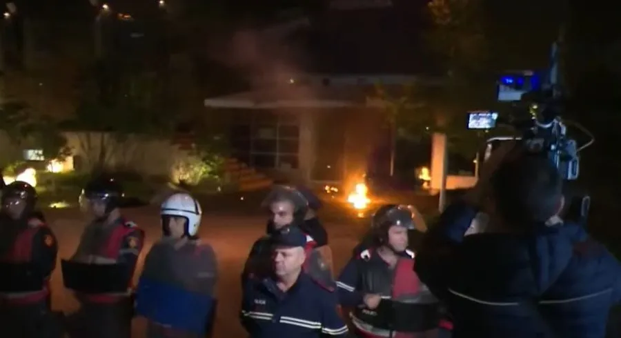 Opozita marshim në rrugët e Tiranës: Sulmohen selia e PS, Bashkia dhe Ministria e Brendshme