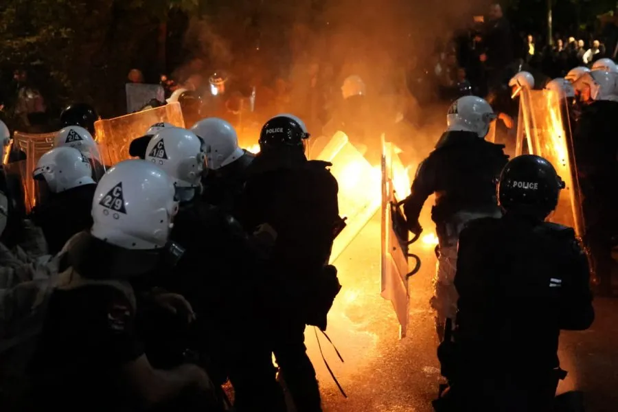Mediat e huaja pasqyrojnë protestën e opozitës:Opozita shqiptare në protestë, kërkohet qeveri teknike para zgjedhjeve
