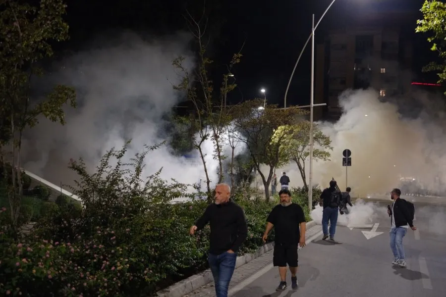 Foto/ Policia mbyt me gaz lotsjellës kalimtarët dhe median