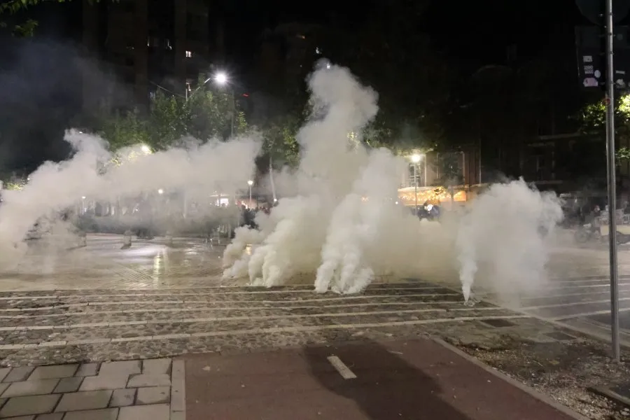Policia hodhi gaz para se të vinin protestuesit, duke e mbuluar Tiranën me një re të dendur