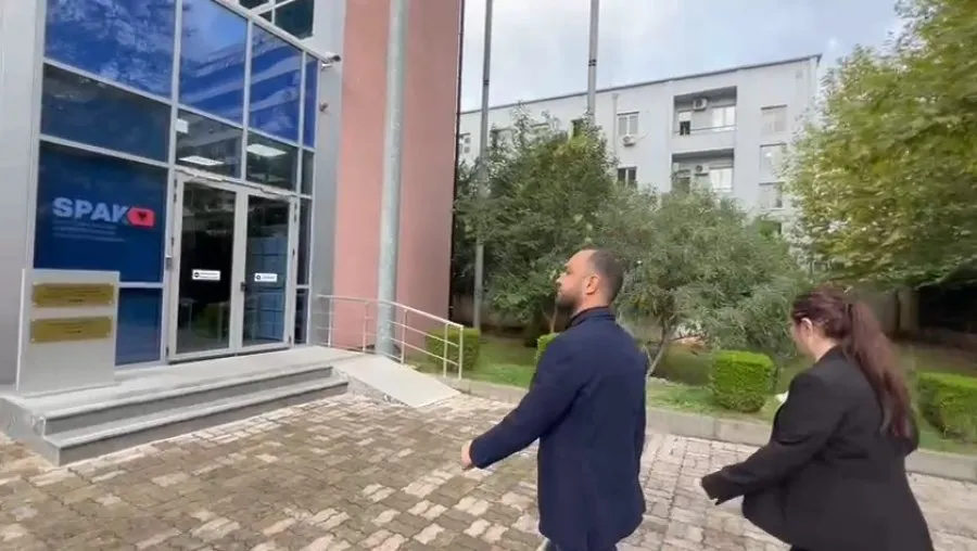 Ish-deputeti socialisti Çyrbja paraqitet në SPAK me avokaten, ndihmoi Shullazin