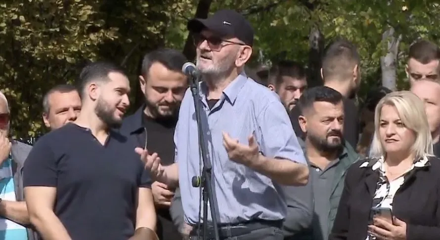 Protesta/ Aktori Malkaj iu drejtohet policëve: Mund të më rrihni, por…vij nga një operacion dhe ju ngelem në dorë!