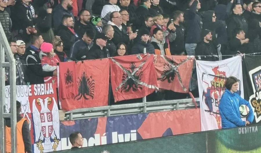 Çekët përdhosen simbolet kombëtare; tifozët sulmohen jashtë stadiumit (Video)