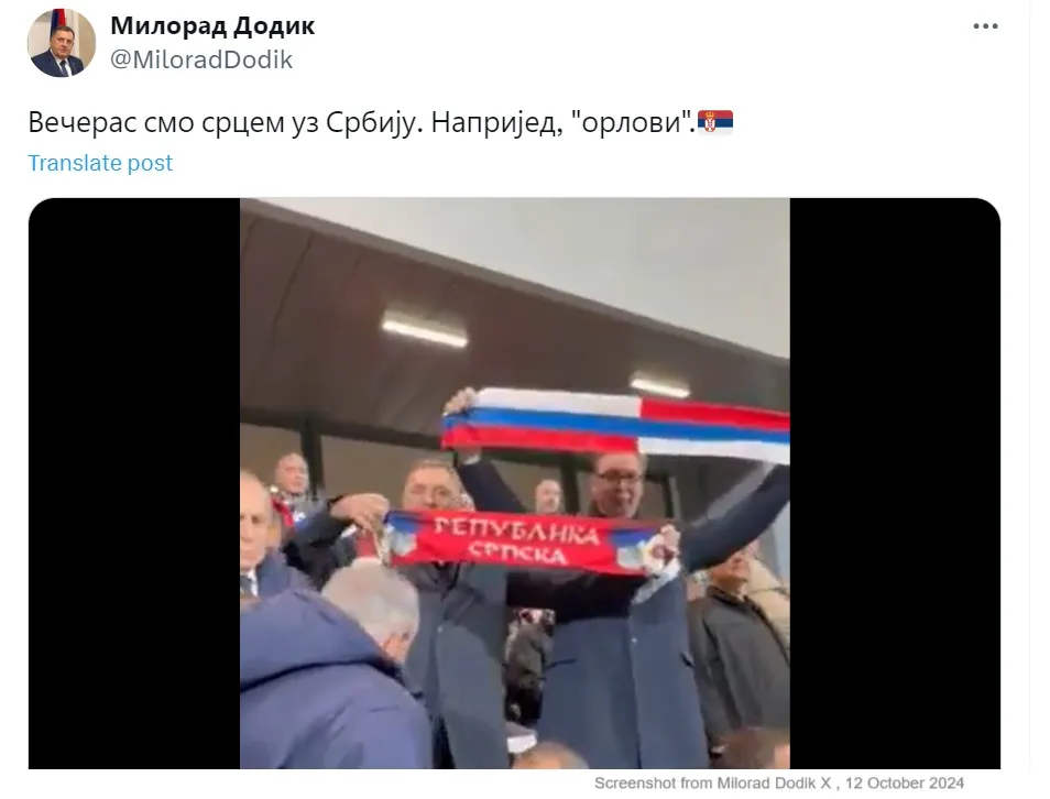 Vuçiç provokon në stadium; valvit flamujt e bashkuar të Serbisë dhe Rusisë (Video)