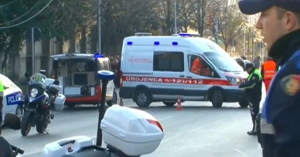 Kamëz, përplas me makinë në oborrin e banesës, ndërron jetë 2-vjeçari