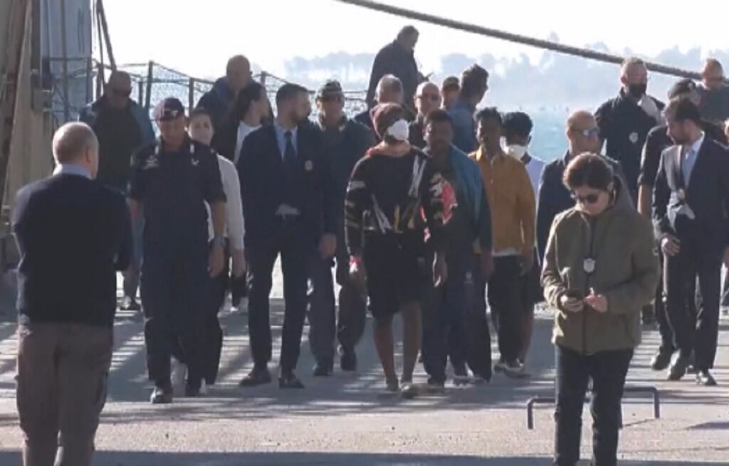 Shëngjin, aktivistët protestë para kampit: Skenë krimi për demokracinë