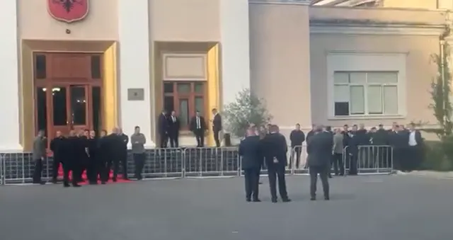 Gardhi rreth Kuvendit/ Bardhi: Është shndërruar në qelinë e Pëllumb Gjokës