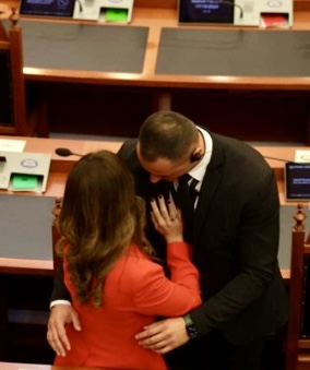 Fuga flet për përplasjet e fundit të deputetëve me gardën: Nëse përdor trupin, nuk je më deputet!