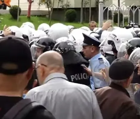 Protesta/ Militantët e PD tentojnë të hyjnë në oborrin e Kuvendit; përplasje fizike me policinë