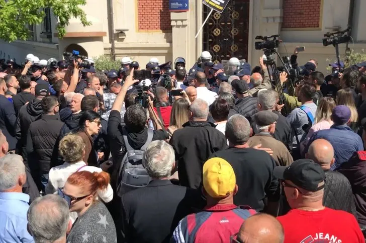 Deputetët e PD përplasen fizikisht me forcat e FNSH-së, Bardhi: Na drejtuan armën!