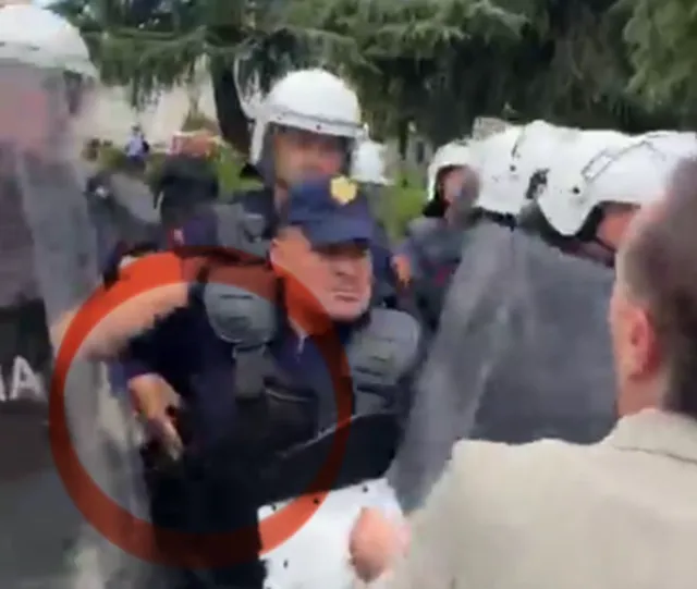 Foto/ Polici bëhet gati t’i nxjerrë armën deputetëve të opozitës