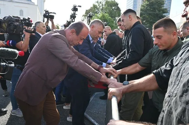 Policia çon sërish në SPAK deputetët e opozitës, për trazirat në kuvend