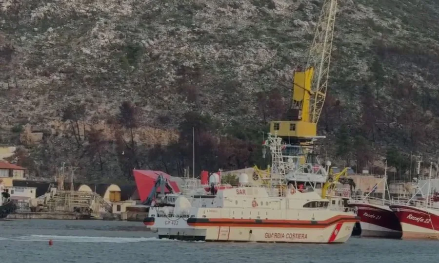 Mbërrin në Shëngjin anija e rojës bregdetare që do t’i kthejë në Itali 12 emigrantët e Gjadrit Mbërrin në Shëngjin anija e rojës bregdetare që do t’i kthejë në Itali 12 emigrantët e Gjadrit