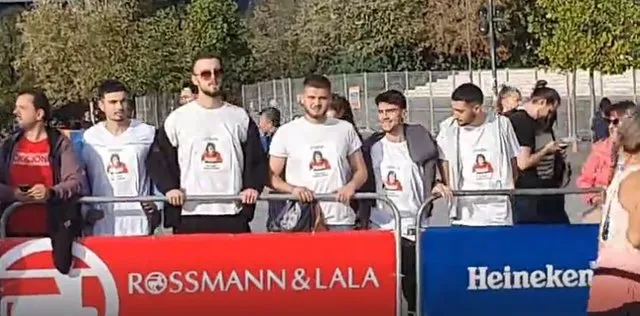 “Më vrau Erion Veliaj”, të rinjtë protestojnë me foton e Ardit Gjoklajt