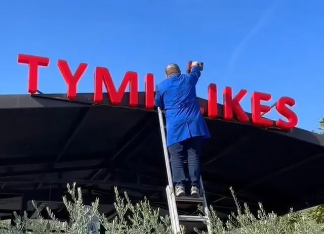 Luca vijon humorin, “shkarkon” Liken, “emëron” Salën…