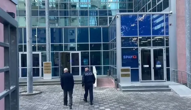 Pirro Xhixho mbërrin në SPAK, pritet konfirmimi i masës së sigurisë