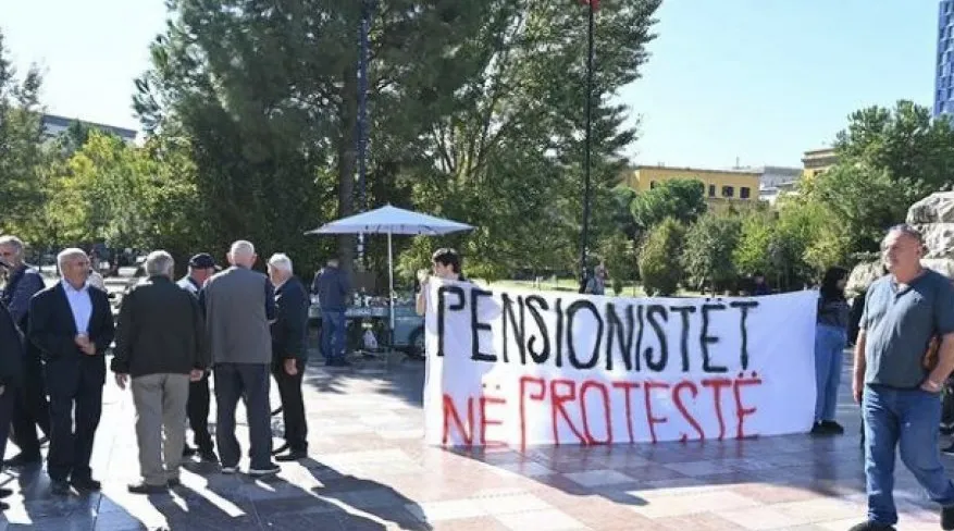 Pensionistët protestojnë para Kryeministrisë: Po zgjedhim mes ushqimit dhe ilaçve