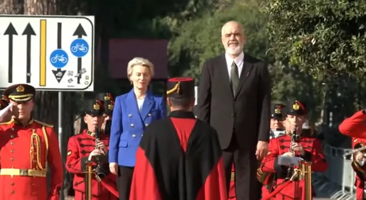 Presidentja e KE mbërrin në Tiranë, pritet me ceremoni zyrtare nga Rama