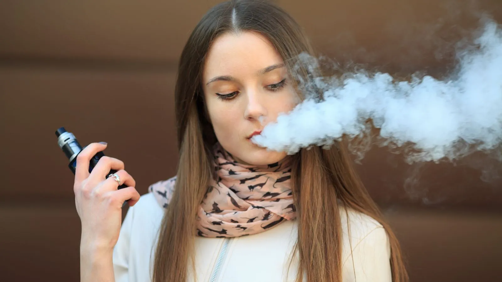 Qeveria britanike do të ndalojë cigaret elektronike, po përdoren masivisht nga të miturit