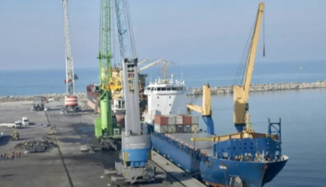 Anija e ngarkuar ‘me eksplozivë për Izraelin’ ankorohet në fshehtësi në Porto Romano