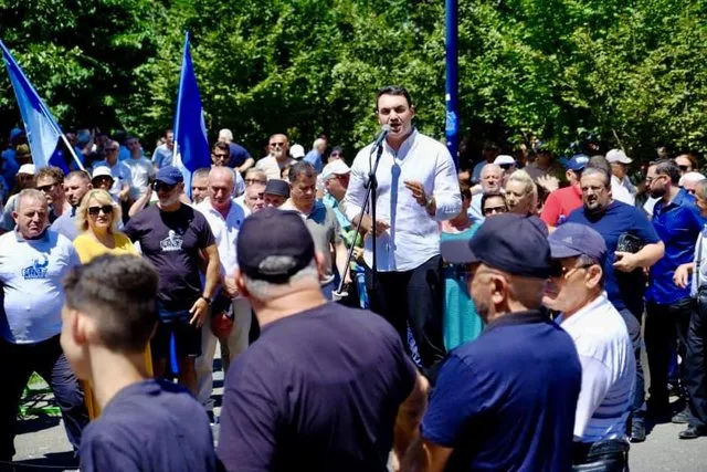Protesta e opozitës para bashkisë, Këlliçi: Nuk lëvizim pa e shporrur hajdutin