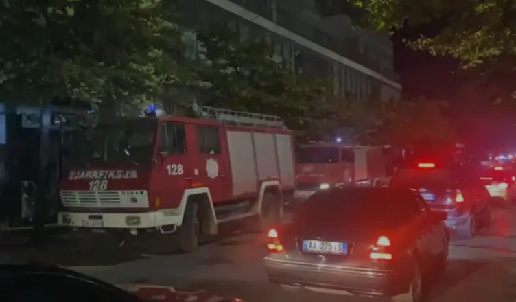 Lezhë/Përfshihet nga flakët një pallat