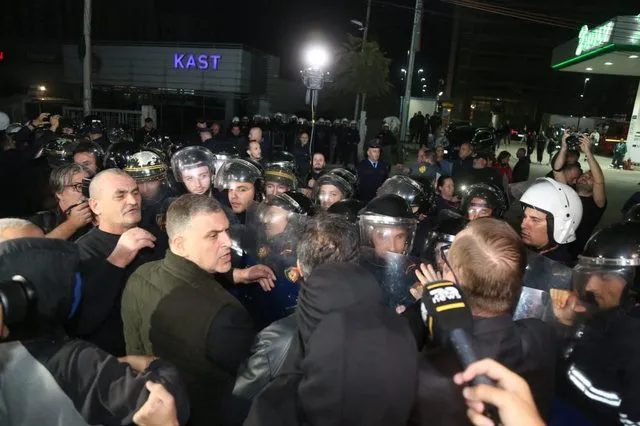 Qytetarët zhbllokojnë rrugët pas 3 orësh; incidente të lehta në disa zona