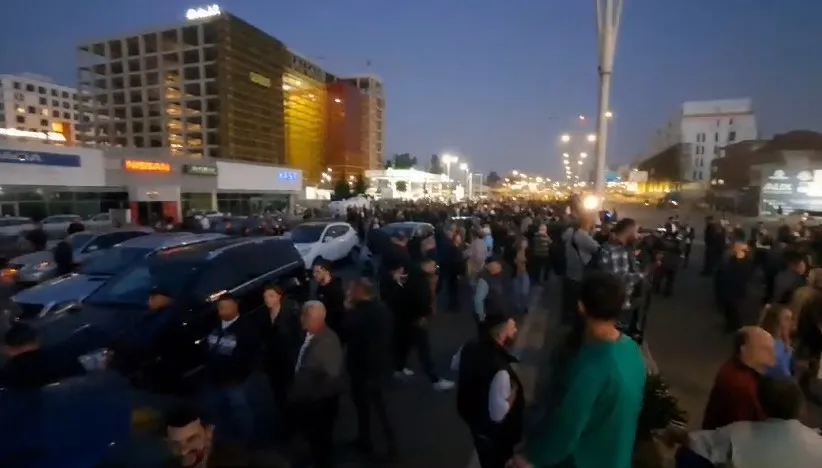 Procedohen penalisht 4 deputetë dhe 25 protestues për bllokim të qarkullimit