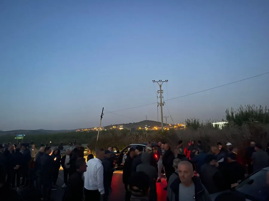 Deputeti Luan Baçi tregon listën me emrat e qytetarëve që policia e Fierit  shpalli në kërkim pse morën pjesë në protestë dje në bllokimin e rrugëve