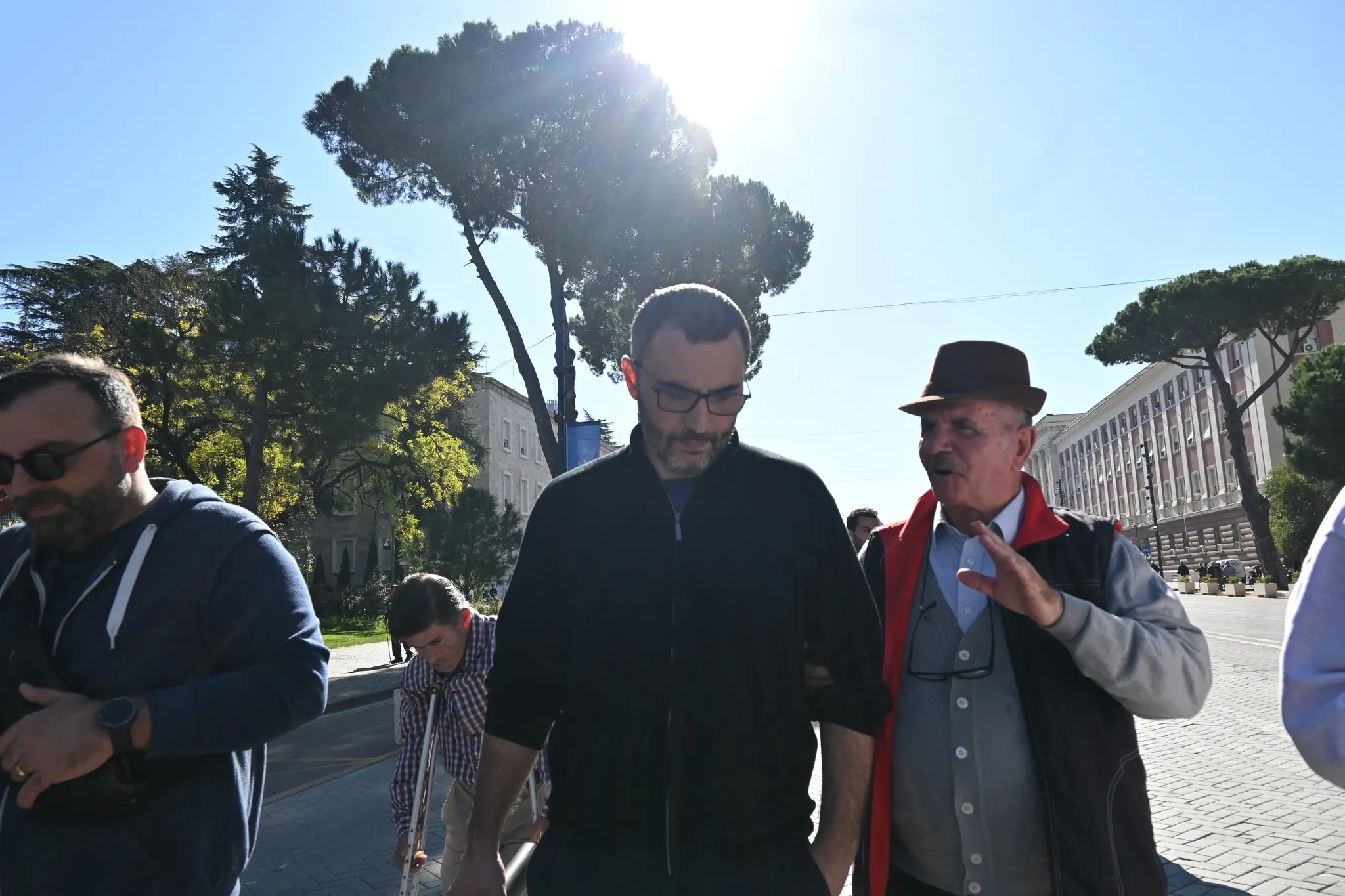 Arlind Qori në protestën e pensionistëve: Mos u ndalni derisa mali i padrejtësive të bëhet hi